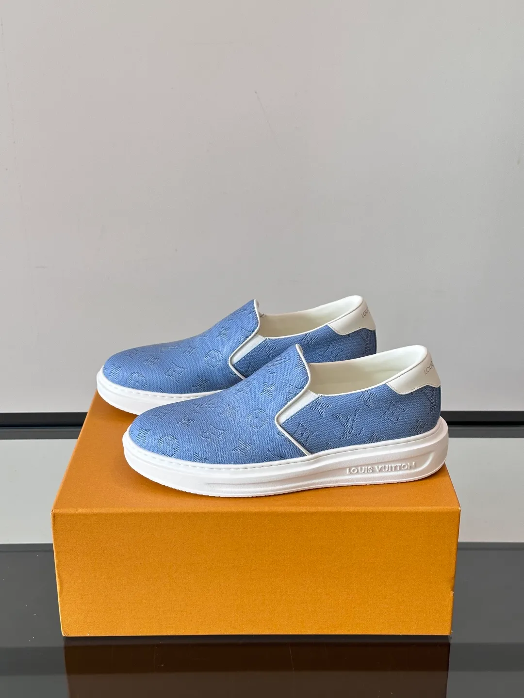 Men's shoes 💰p360 "LOUIS VUITTO＊" Classic presbyopic slip-on loafers are made of classic Damier Gra men's shoes 💰phite canvas, with LV logo embellishment on the shoe body, leather straps decorated with LV metal logo buckles, smooth calf leather trim, and Monogram flower rubber outsole, full of youthful vitality and elegance. Blake craftsmanship and hand-stitched uppers cleverly establish recognition, and the standard sheepskin lining provides a comfortable and soft foot feel! Size: 38-44